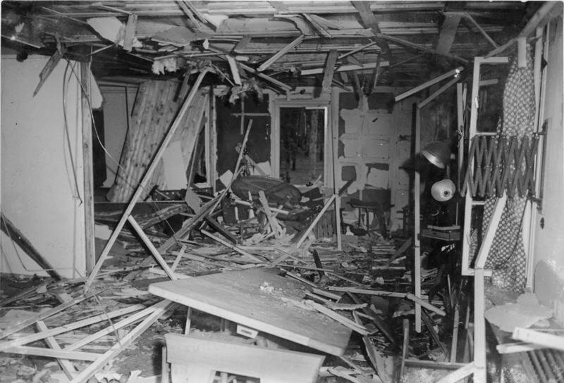 Bundesarchiv_Bild_146-1972-025-12,_Zerstörte_Lagerbaracke_nach_dem_20._Juli_1944